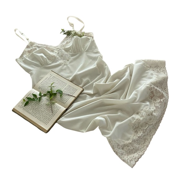 Vintage | Pin Up Style Lace Trimmed Slip - Picture 9 of 14